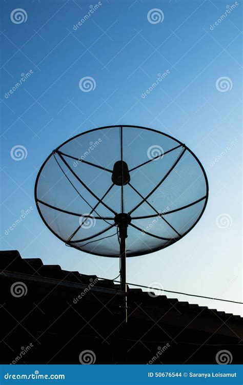 Antennes D Antenne Parabolique Sur Le Toit Photo Stock Image Du