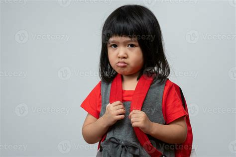 retrato de una niña asiática enojada y triste sobre un fondo blanco