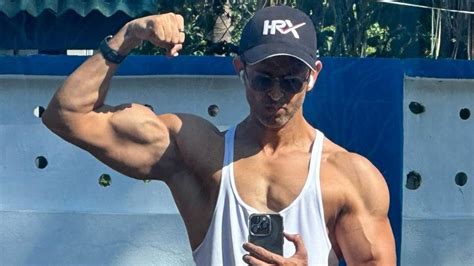 Greek God Hrithik Roshan Makes Netizens Go Gaga As He Flexes His