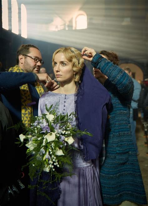 Annabelle Wallis on set | Actrice, Queen