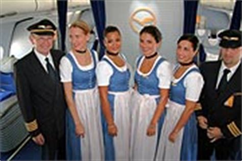 Lufthansa Oktoberfest Crew Mit Wiesntracht Aus Asien Und Nordamerika