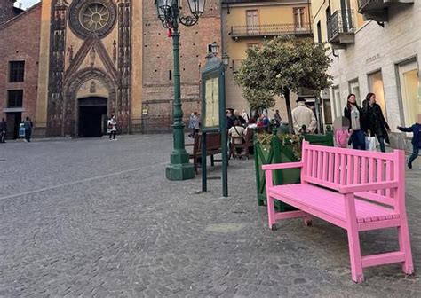 Due Panchine Rosa In Citt Per Ricordare La Prevenzione Contro I Tumori