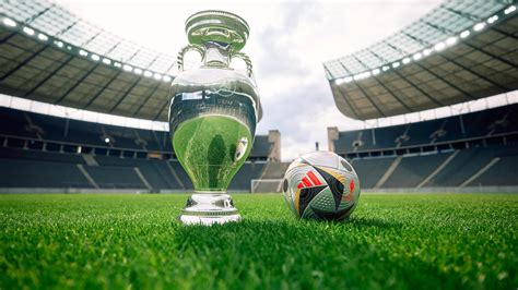 Adidas Pr Sentiert Fussballliebe Finale Spielball F R Uefa Euro