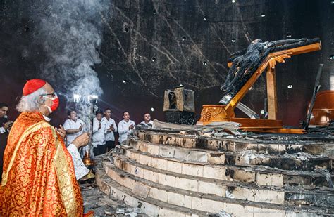 Descienden La Imagen Calcinada De La Sangre De Cristo En La Catedral De