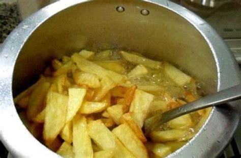 Batata frita na panela de pressão crocante sequinha e muito mais rápida