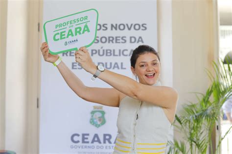 Governo do Ceará empossa 635 professores aprovados no último concurso