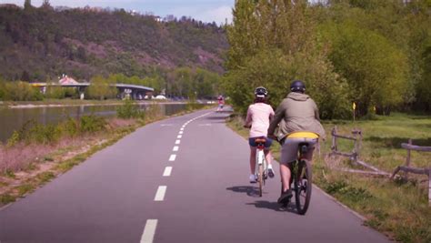 Cyklista na stezce pro cyklisty a přejíždění silnice Řiďte s rozumem