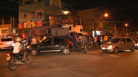 Jovem é morto e homem é baleado no pé em bar de Vila Velha ES