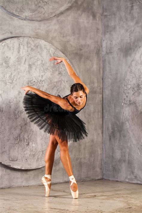 Retrato Corporal Completo Una Bailarina Rusa Con Traje De Baile Negro