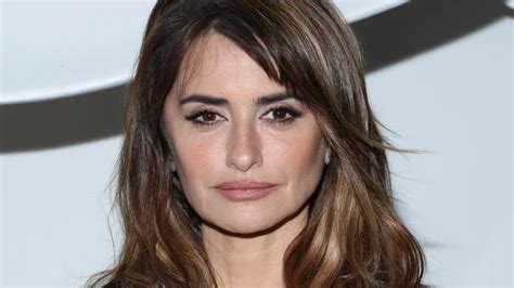 PHOTO Penelope Cruz sensuelle en robe à plumes très décolletée elle