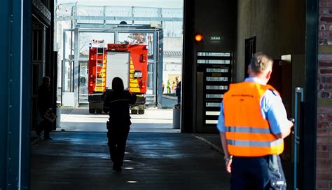 Groß Übung der Feuerwehr hinter Gittern So bewältigten 340