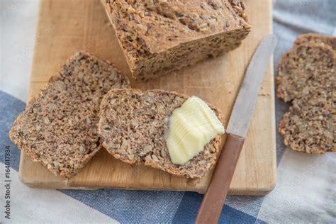 Vollkornbrot Mit Butter Und Schnittlauch Stock Photo Adobe Stock