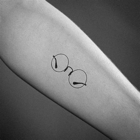 A Minimalist Tattoo Design of Some Round Eyeglasses | NoonLineArt