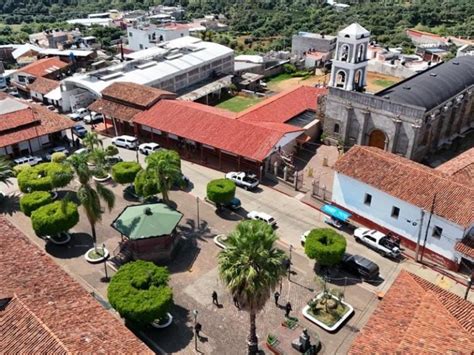 Reanudan clases en Tacámbaro padres de familia siguen con temor CNTE