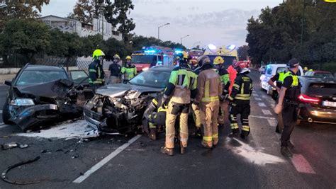 Aparatoso accidente en la Av de la Palmera con cinco vehículos