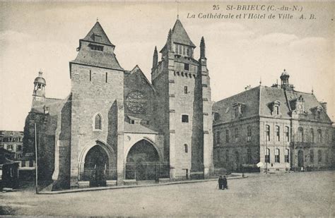 Saint Brieuc 25 St Brieuc La cathédrale et lhôtel de ville A B