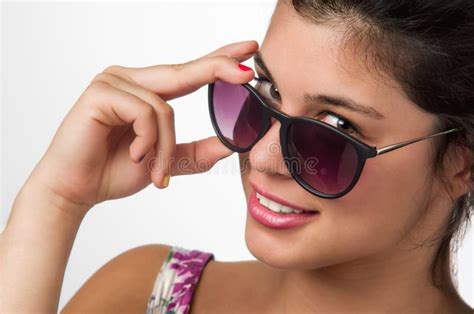 Fille Avec Des Lunettes De Soleil Photo Stock Image Du Couleur