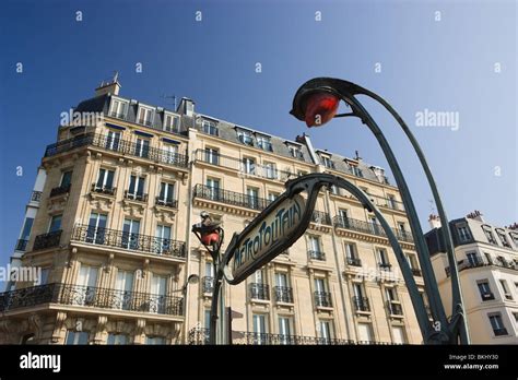 La Région Métropolitaine De La Station De Métro Anvers Paris Photo