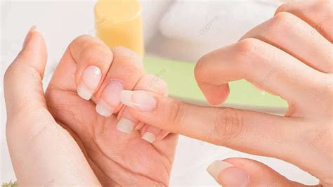 Nail Care In Monsoon पावसाळ्यात तुमचे नखे ठिसूळ होतात का या सोप्या