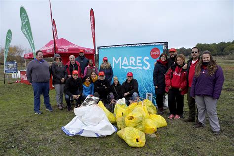 Una Treintena De Voluntarios Recogen 99 Kilos De Residuos En El Embalse