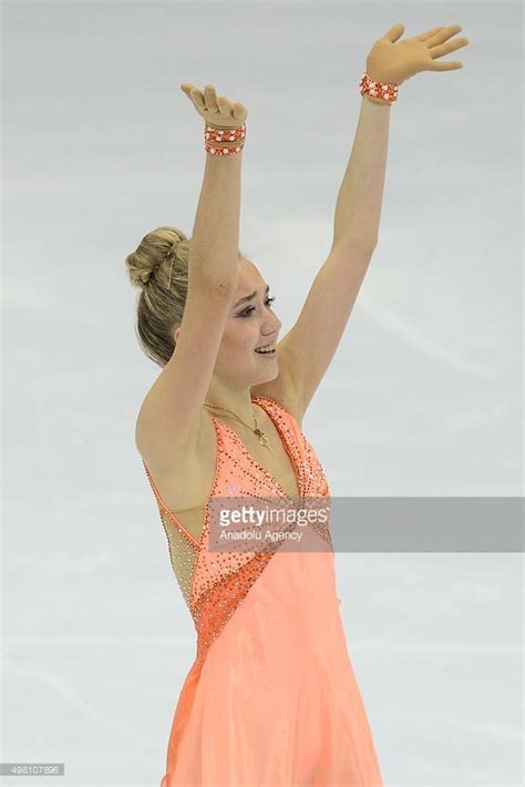 Elena Radionova Of Russia Skates In The Ladies Short Program During フィギュアスケートのドレス スケート用ドレス