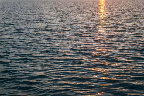 Textura De Las Olas De Agua Oscura Reflejo De La Luz Solar En El Agua