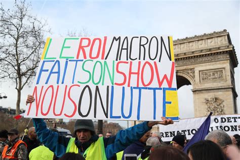 Qui brandit les pancartes colorées visibles pendant les manifestations