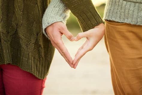 Relaciones amorosas en el trabajo son cada vez más permitidas EKA