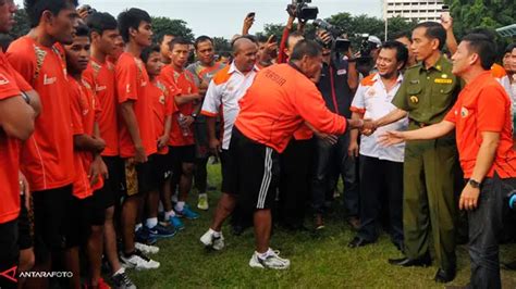 Kunjungi Persija Jokowi Janji Benahi Lapangan Banteng News Liputan