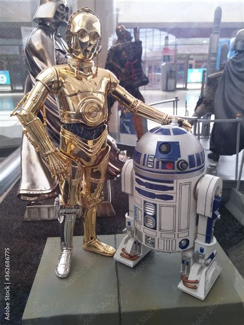 Figura De Acción Del Droide R2d2 Y Del Droide C3po En Una Exposición De