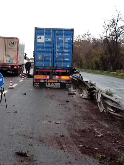 Roma Incidente Sulla Pontina Camion Contro Il Guardrail Strada