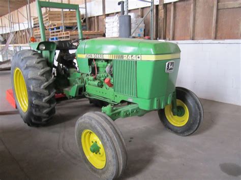 John Deere 2440