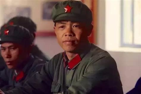 70年代身著65式軍服的解放軍，條件雖艱苦，但個個精氣神十足 每日頭條