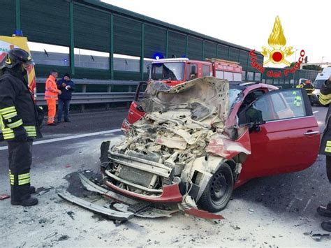 Milano Incidente Sull A4 Auto Contro Un Camion L Autostrada Si