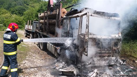 Un TIR cu lemne a luat foc în mers pe o șosea din vestul țării