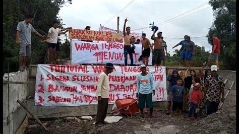 Warga Tenggor Gresik Demo Persoalkan Jembatan Penghubung Yang Tak