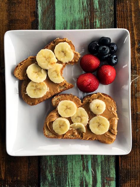 Healthy Pregnancy Food: Peanut Butter and Banana Sandwich