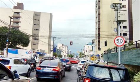 A cada 12 minutos um motorista é flagrado em velocidade acima da