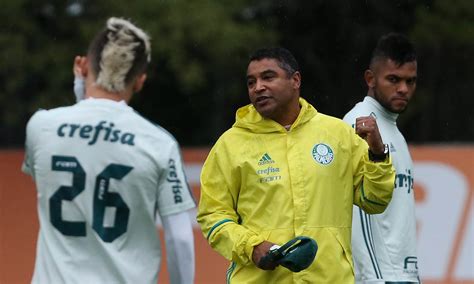 Roger Machado promove primeiro treino tático visando final do