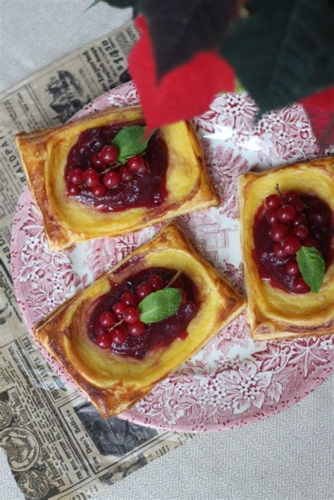 Bladerdeeg Gebakjes Met Banketbakkersroom En Rode Bessen