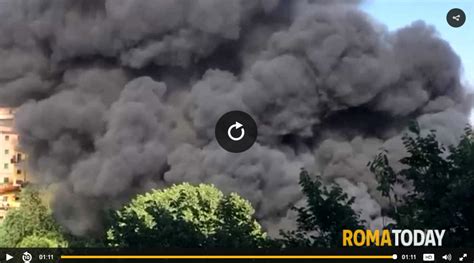 Incendio In Un Autodemolitore A Battistini Nube Nera Nei Cieli Di Roma