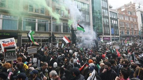 Nine officers hurt during Gaza violence protests in London - BBC News