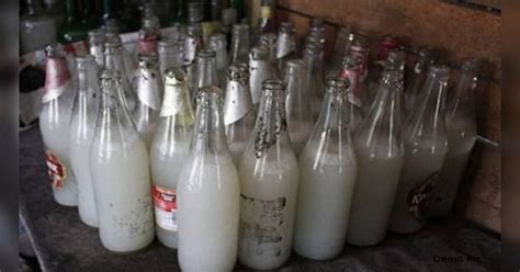 50 Liters Of Country Made Mahua Liquor Recovered From The Train ट्रेन से 50 लीटर देसी महुआ