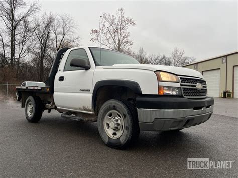 2005 Chevrolet 2500HD 4x2 Flatbed Truck in Cape Girardeau, Missouri ...