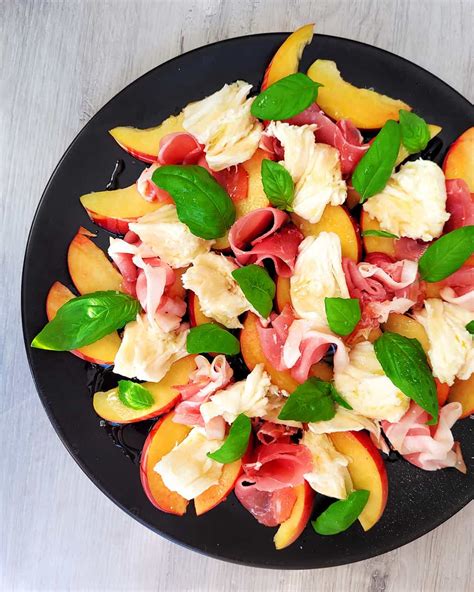 Sommerlicher Pfirsich Mozzarella Salat Mit Schinken