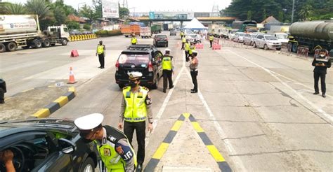 Hari Pertama Larangan Mudik Polisi Putar Balikkan Kendaraan