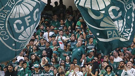 Torcida do Coritiba enfrenta restrições polêmicas após tumultos no