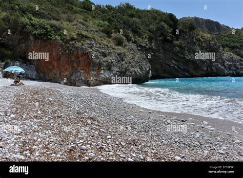 Marina Di Camerota Turista Solitaria Alla Spiaggia Di Cala Bianca