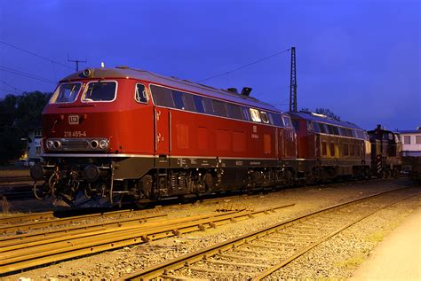 218 455 der EfW mit 215 023 260 770 in Köln Kalk am Abend des 06 04