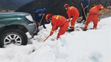 法国籍驴友被困雪山，消防出动护送解困七环视频澎湃新闻 The Paper